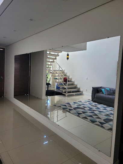 O Caixilheiro Vidros Box e Esquadrias de Alumínio